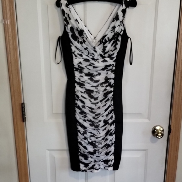 White House Black Market Dresses & Skirts - White House Black Market Size 2 Elegant Black and White Women's Dress